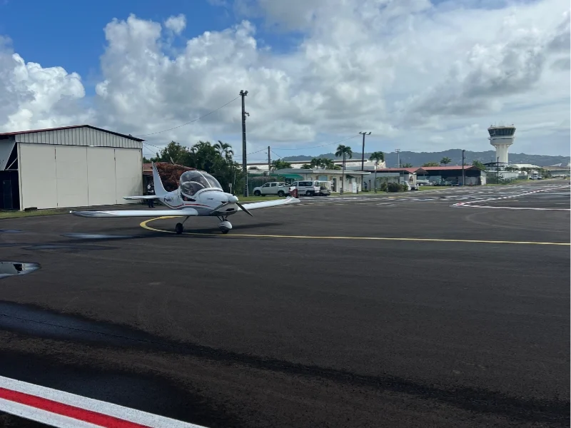 ULM sur le tarmac de l'aérodrome de Martinique